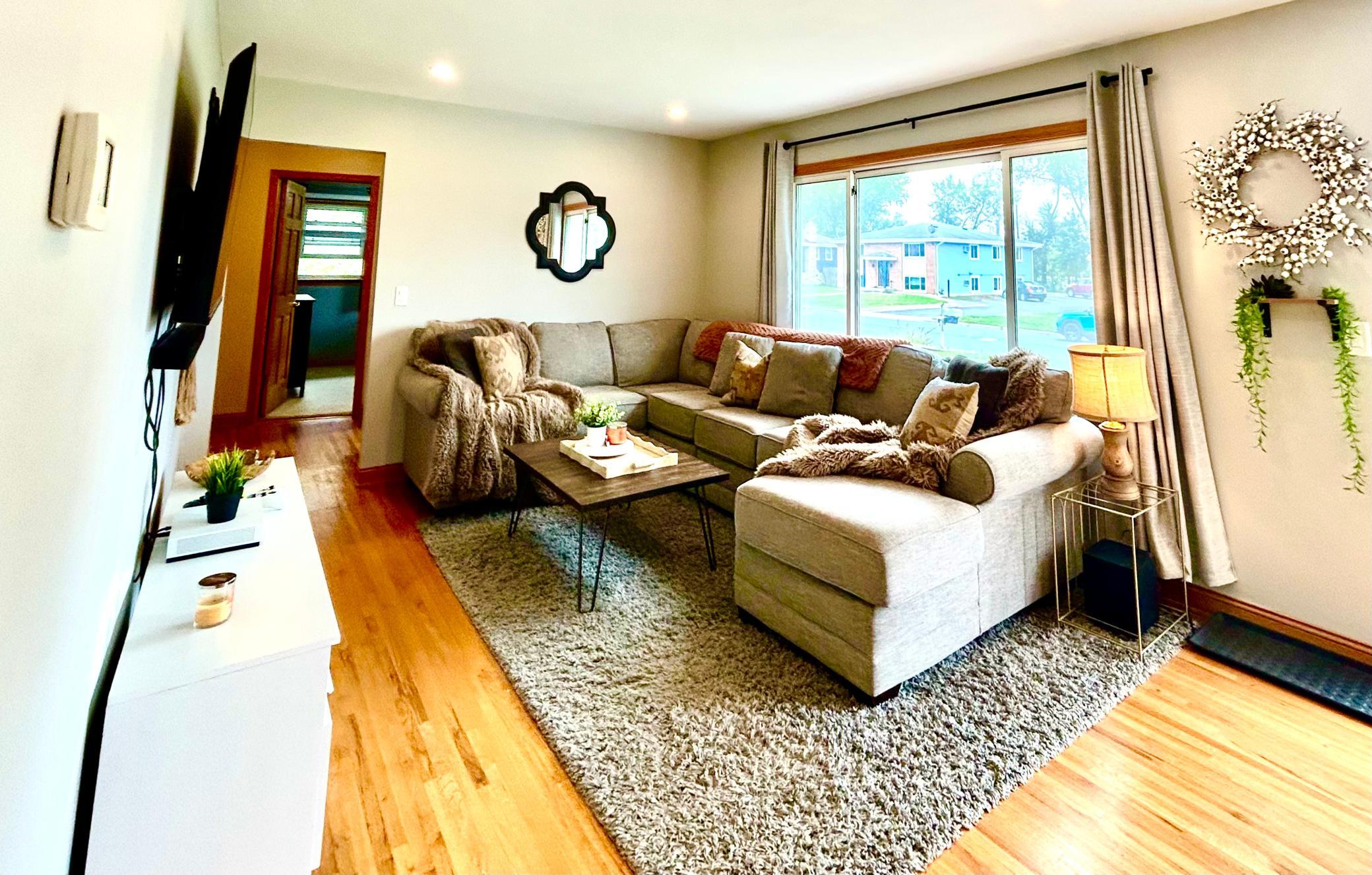 Big, cozy living room for gathering!