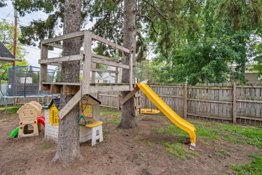702 1st Avenue NW, Chisholm, MN 55719