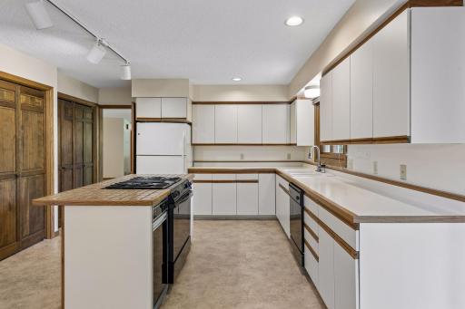 2716 Isle Royale Court, Burnsville, MN 55337