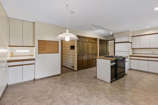 2716 Isle Royale Court, Burnsville, MN 55337