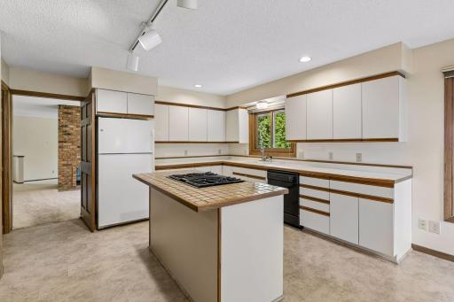 2716 Isle Royale Court, Burnsville, MN 55337