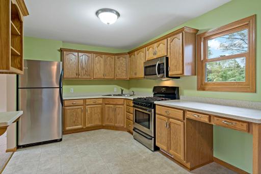Updated Modern Kitchen w Stainless Appliances