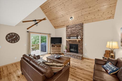 18_6336_Wilderness_Rd-Living_room-7527.jpg