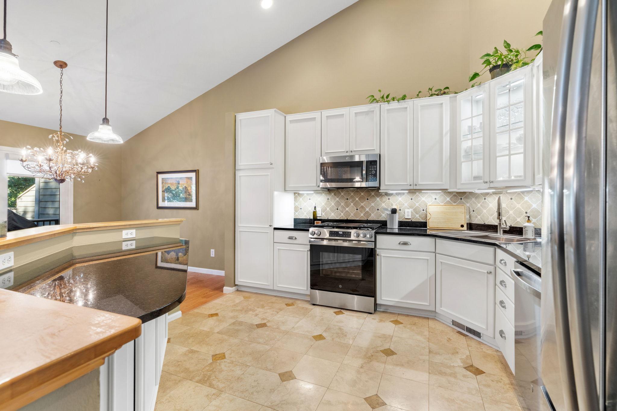 19-web-or-mls-5428 Rowland Park Rd-19.jpg