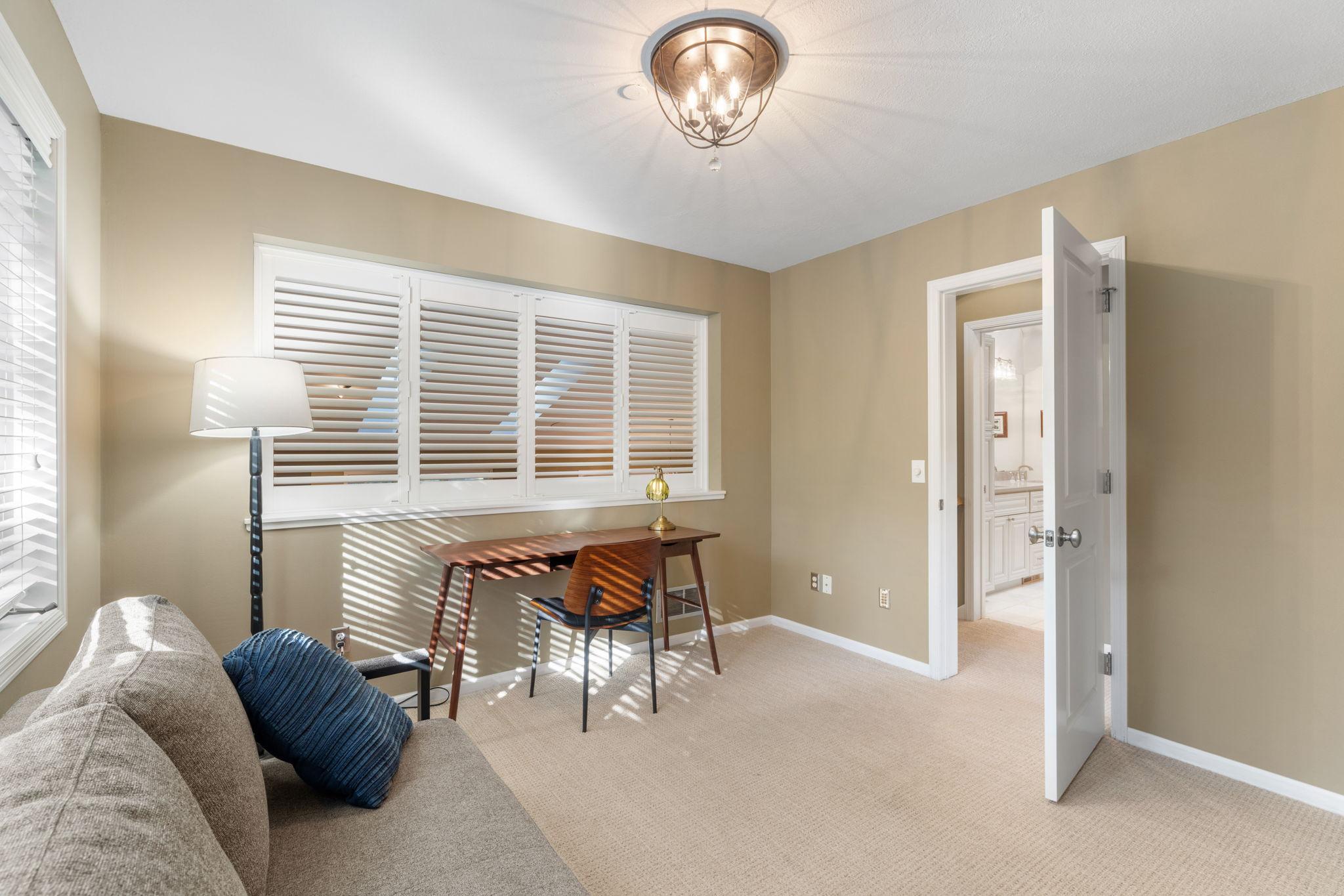 23-web-or-mls-5428 Rowland Park Rd-23.jpg
