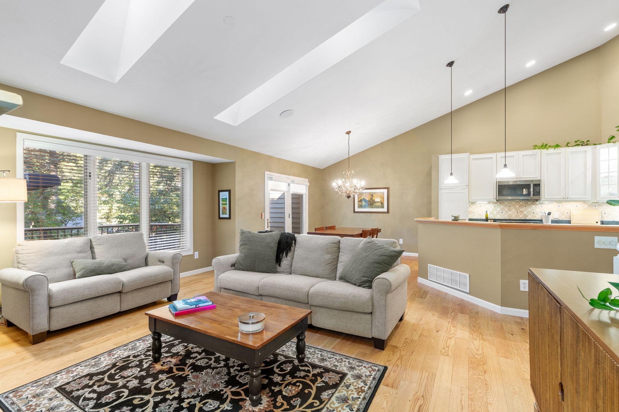 12-web-or-mls-5428 Rowland Park Rd-12.jpg