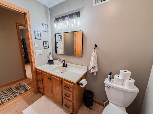 Main floor Guest Full Bathroom