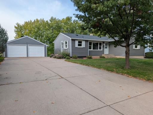 878 Hadley Lane N, Oakdale, MN 55128