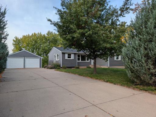 878 Hadley Lane N, Oakdale, MN 55128