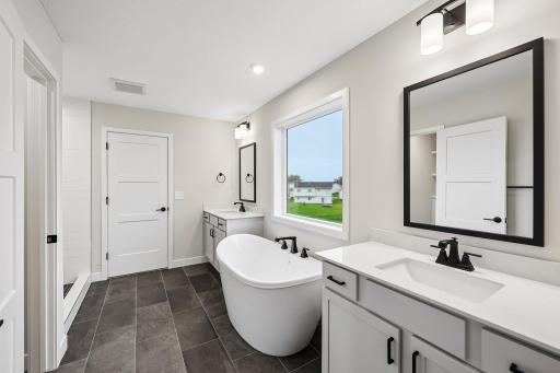 42-web-or-mls-Greywood Blvd SW-S1909-042.jpg