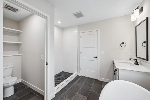 41-web-or-mls-Greywood Blvd SW-S1909-041.jpg