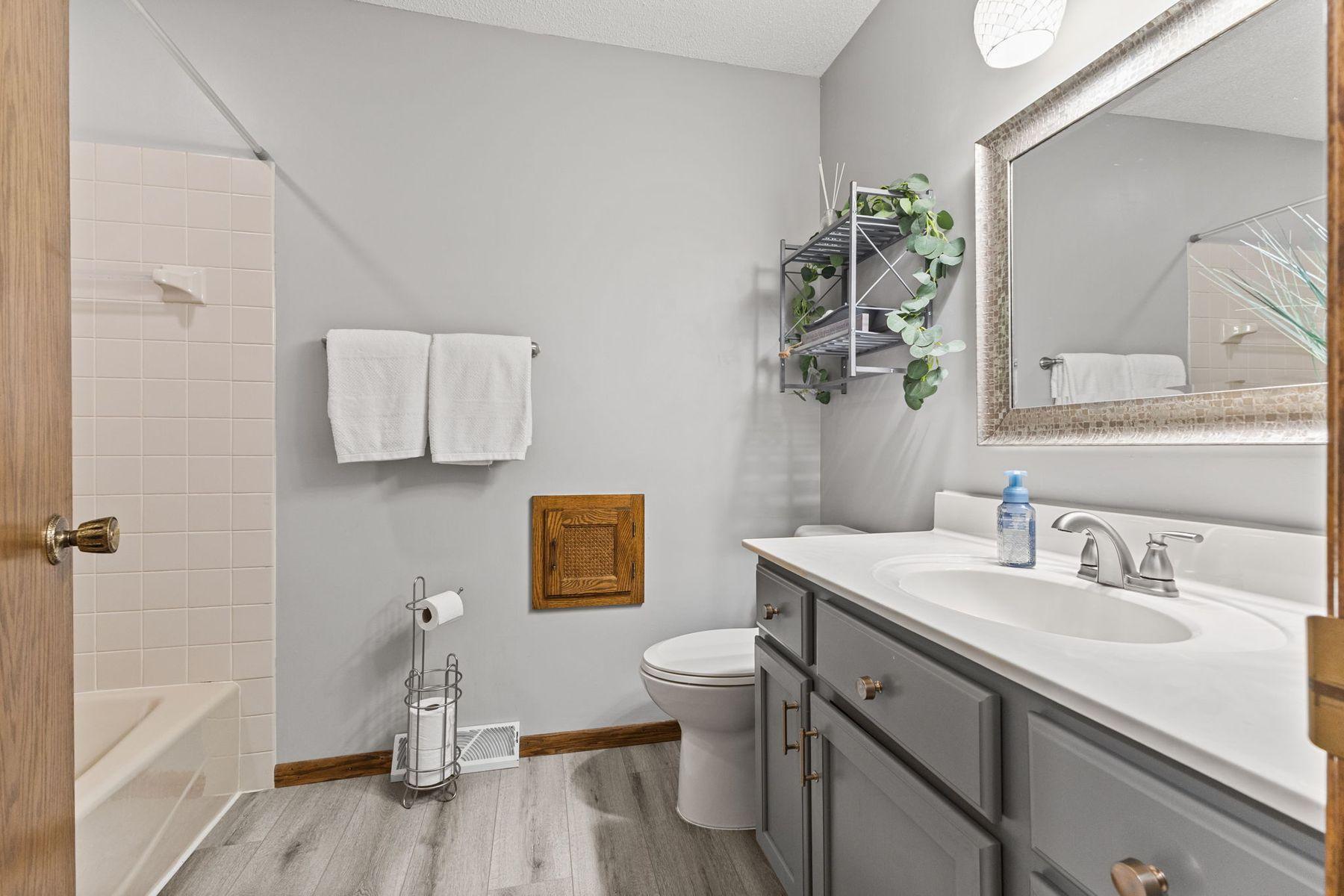 1615 Laurel Ave Main Level Full Bathroom