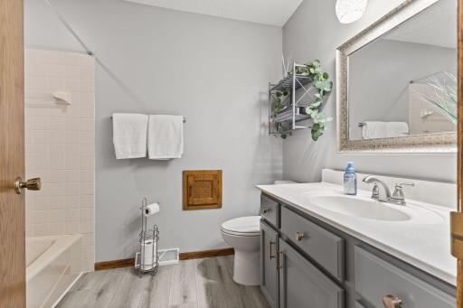 1615 Laurel Ave Main Level Full Bathroom