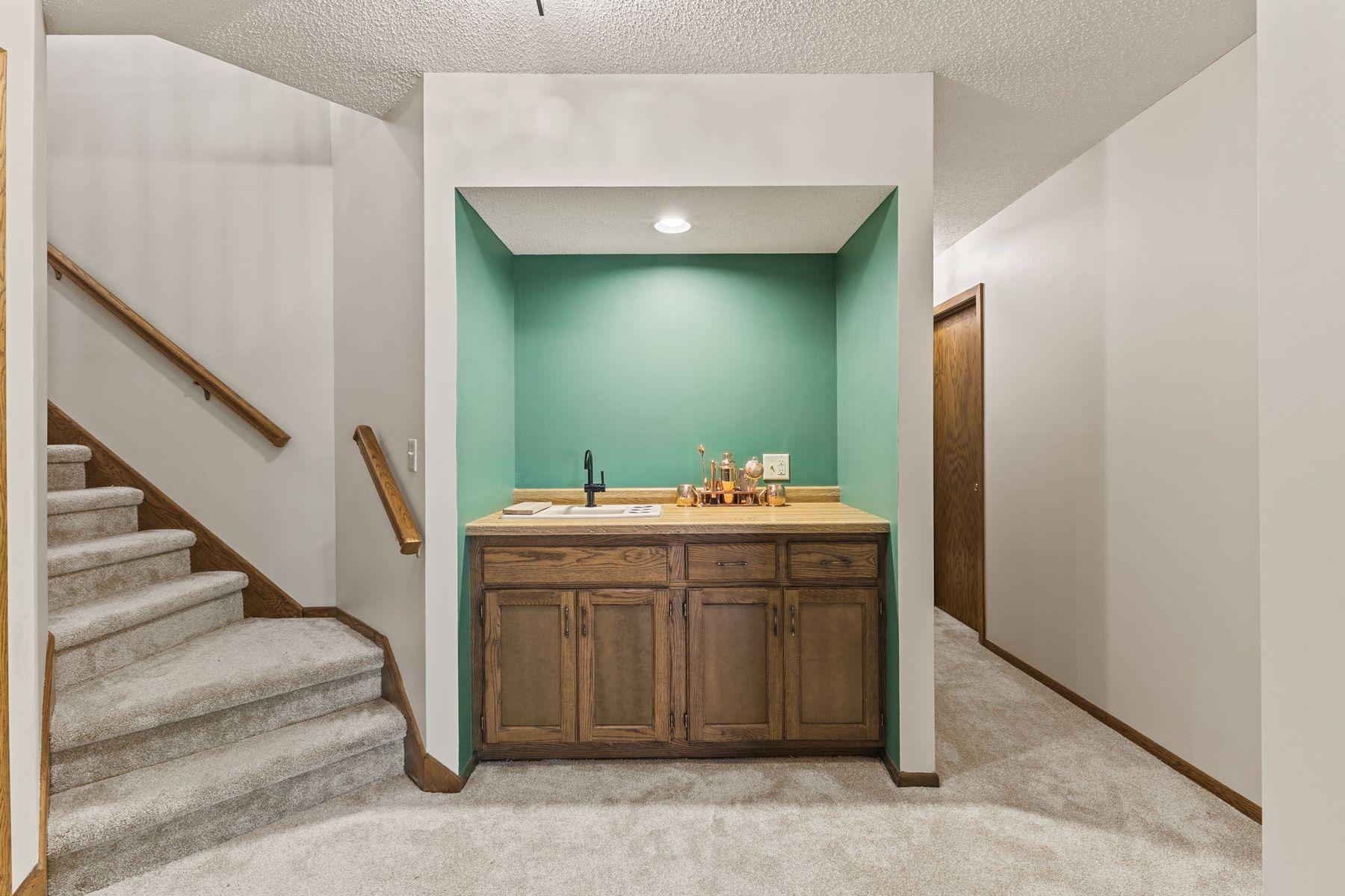 1615 Laurel Ave Lower Level Wet Bar