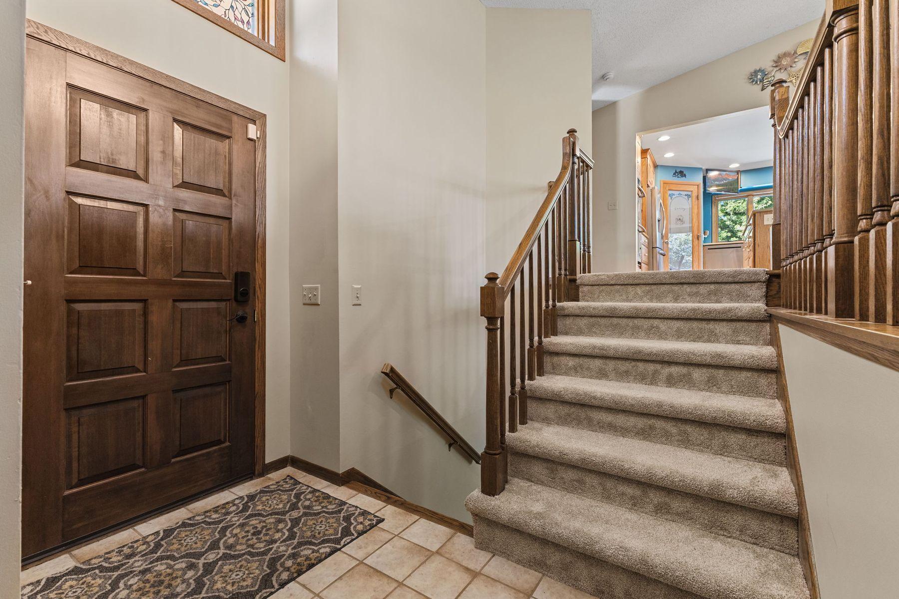 1615 Laurel Ave Entryway