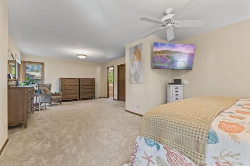 1615 Laurel Ave Primary Suite, Oversized Bedroom, TV stays with property