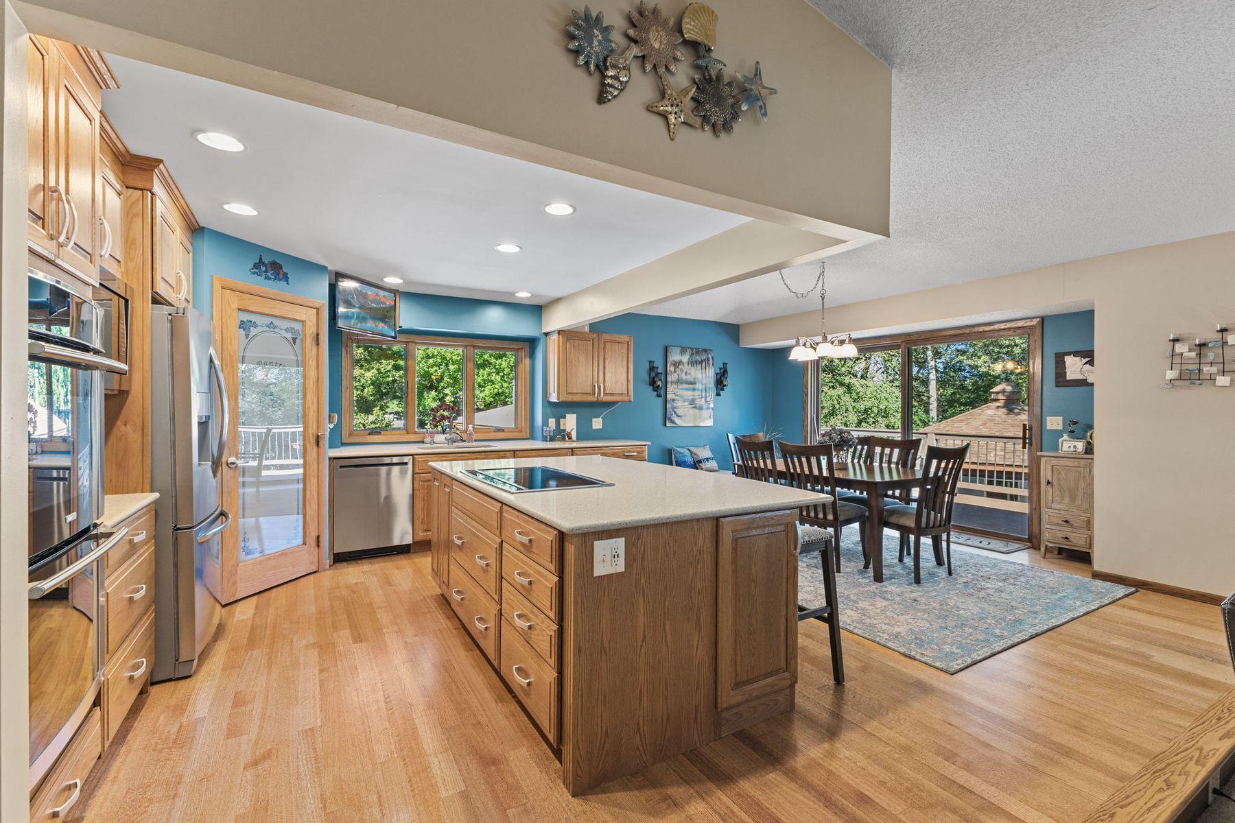 1615 Laurel Ave Open Eat-in Kitchen with a walk in pantry