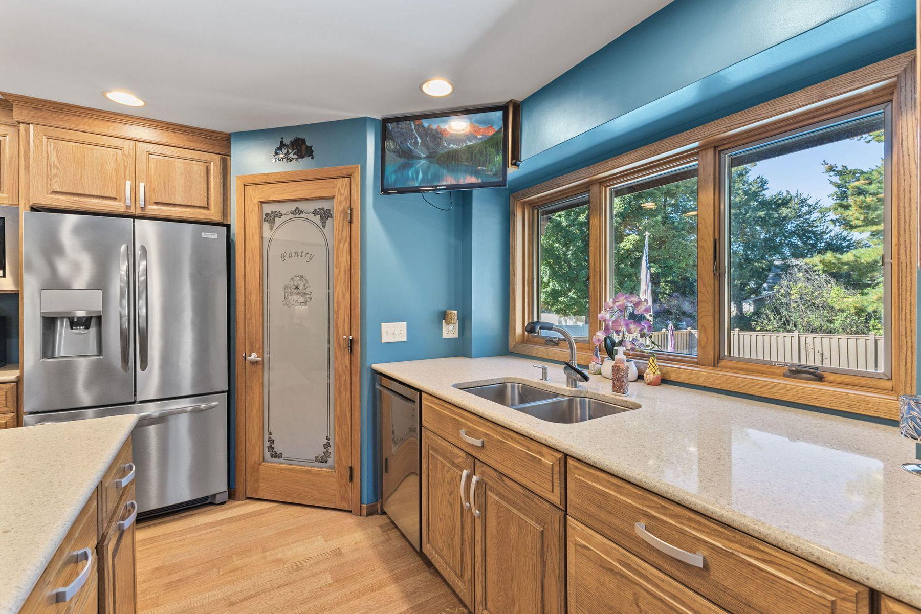 1615 Laurel Ave Kitchen Tv stays with property