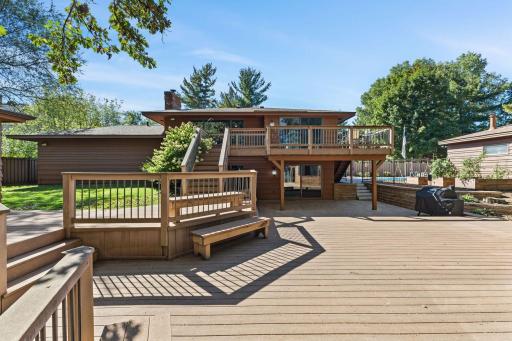 1615 Laurel Ave Multi tiered maintenance free deck with movable benches