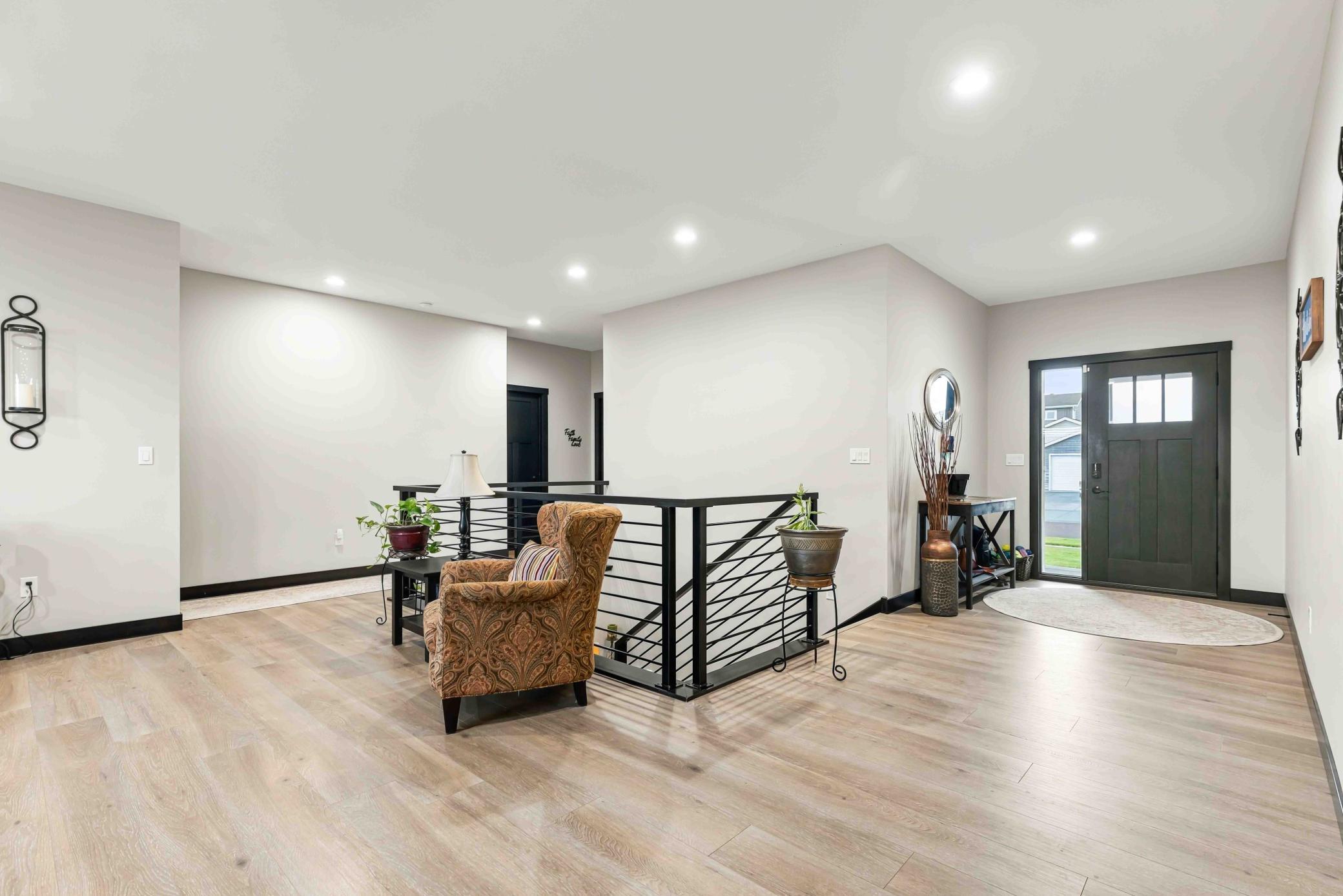 Living Room / Front Entry
