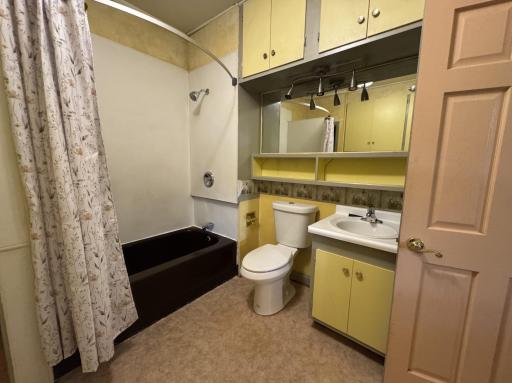 Unit 1 extra spacious bath