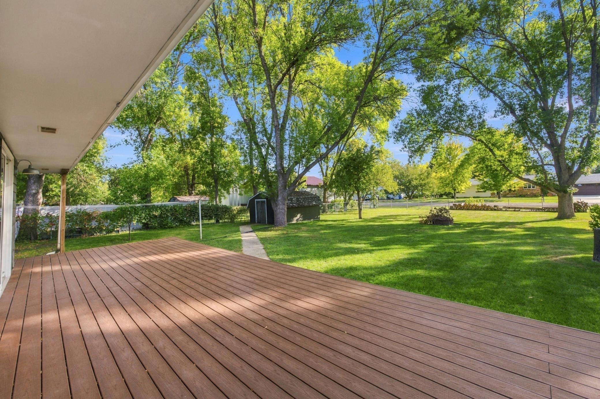 Maintenance-free Deck overlooking the Backyard