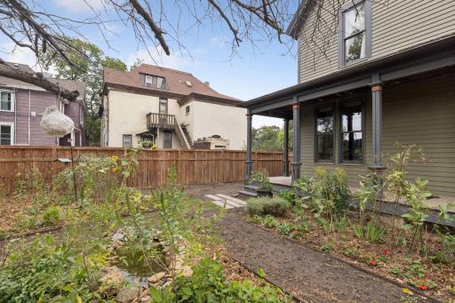Alternate view of the backyard.