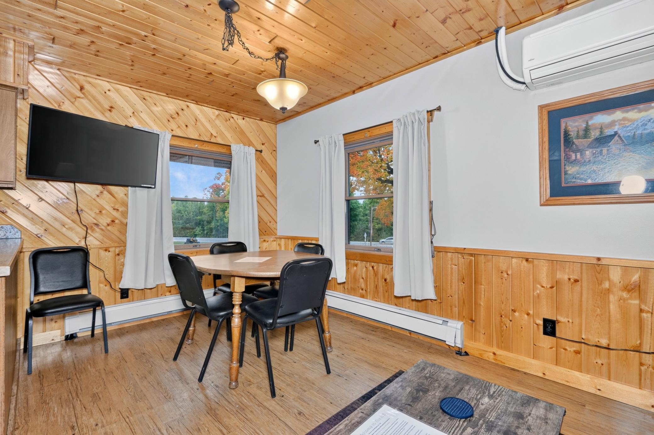 Apartment dining