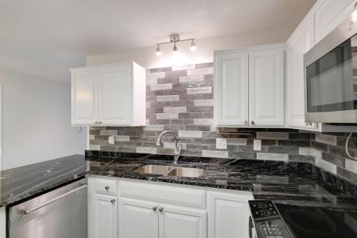 10632 Daisy Circle, Bloomington, MN 55438
