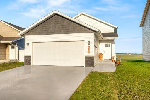 1020 Highland Lane W, West Fargo, ND 58078