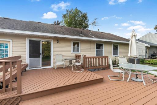 Fantastic double deck located off the kitchen / dining space. Perfect for outdoor entertaining!