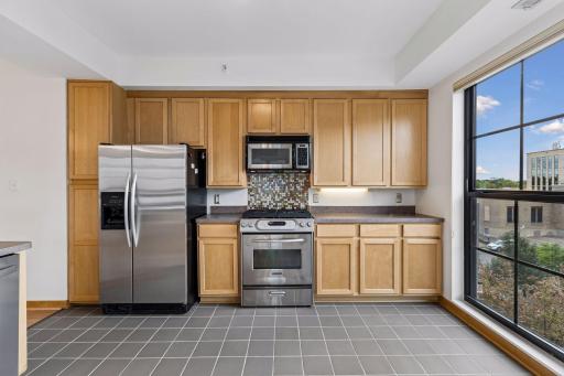 The kitchenâs tile flooring coordinates with the ceramic tile in the entry foyer.
