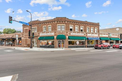 Restaurants at Sunnyside & France - Bruegger's, Hello Pizza, Oh Crepe!, Convention Grill all nearby!