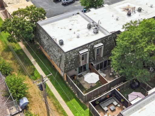 An exceptional Edina location puts shopping, dining, parks, and everyday amenities close at hand.