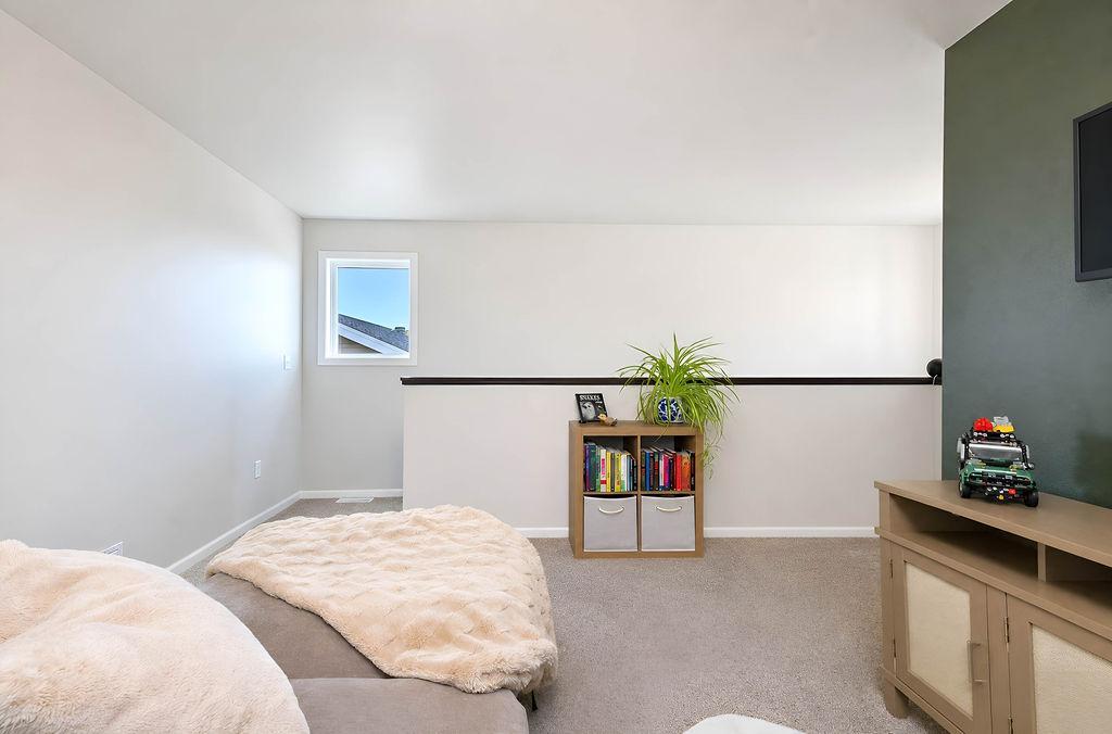 Upper-level sitting area