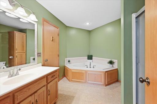 952 S Chestnut Street, Belle Plaine, MN 56011