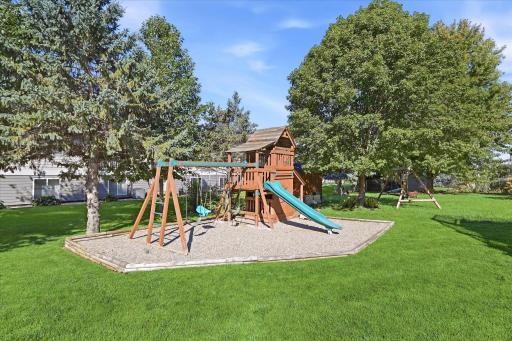 952 S Chestnut Street, Belle Plaine, MN 56011
