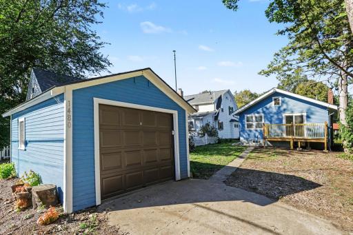 Garage
w/ new door/automatic opener