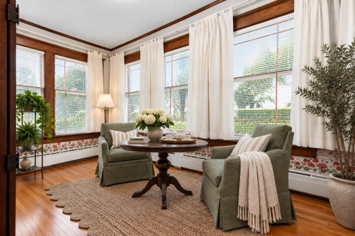 Sun room with virtual staging