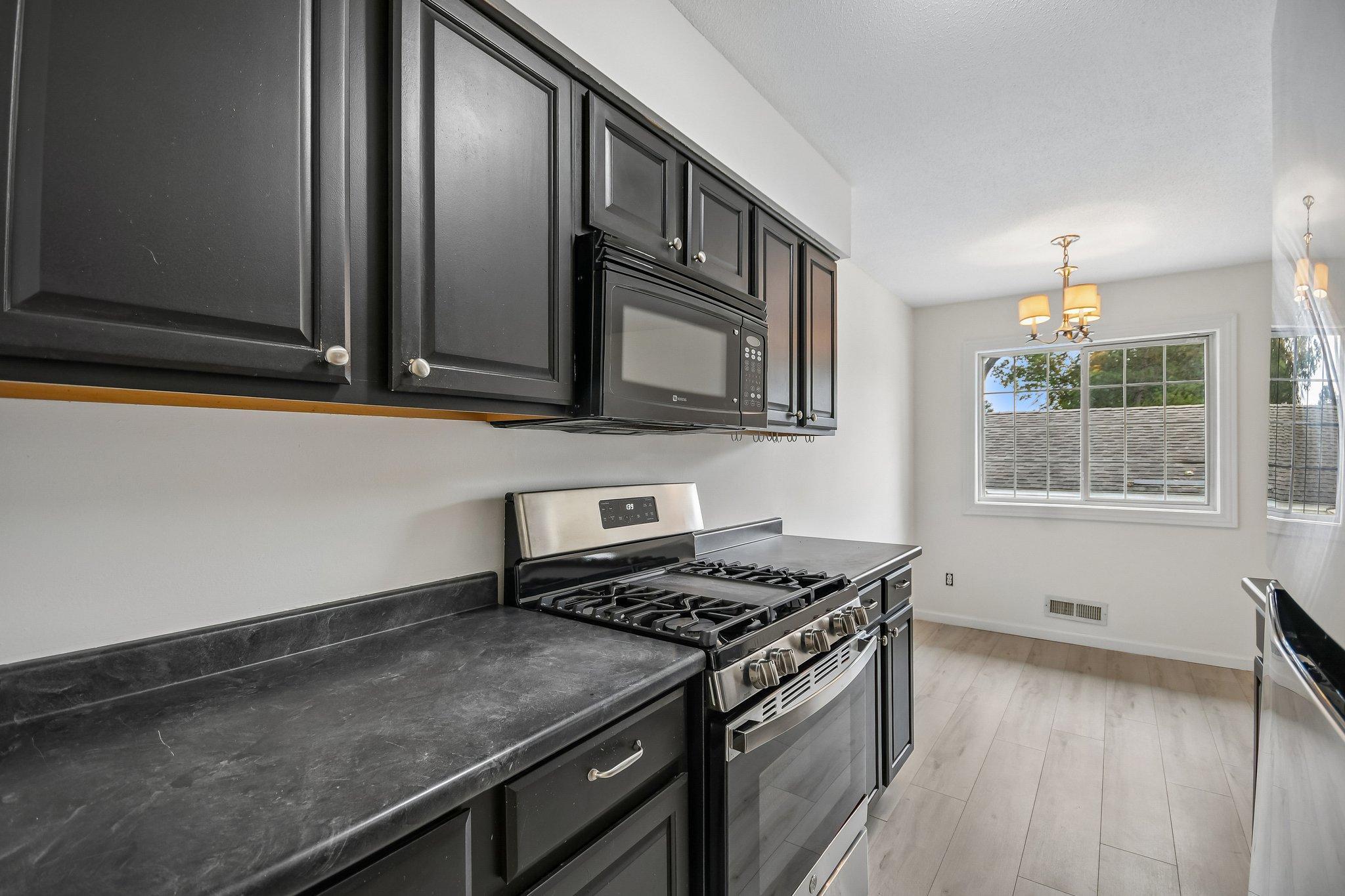 10-web-or-mls-Drake St-S1410-012.jpg