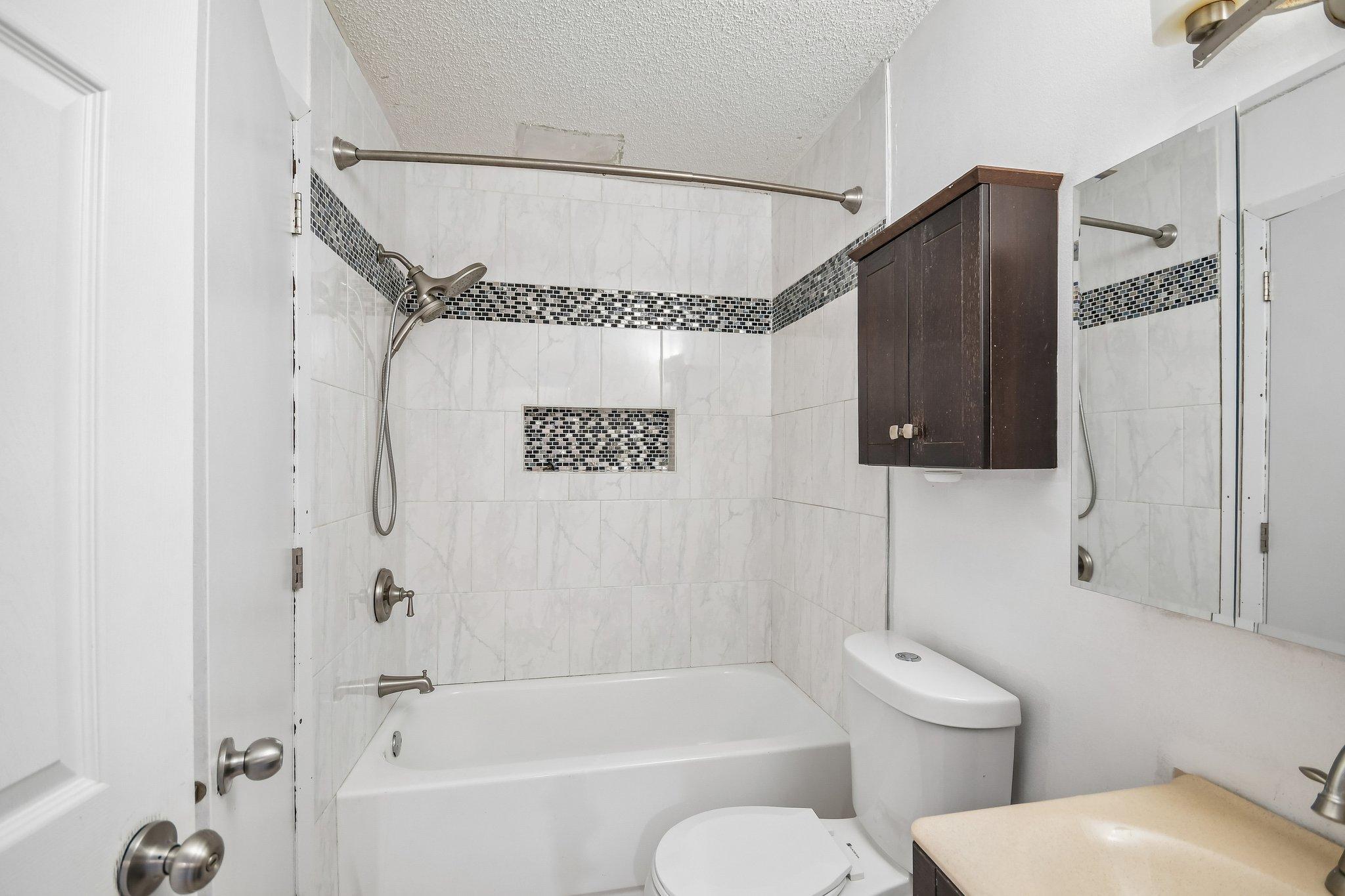21-web-or-mls-Drake St-S1410-023.jpg
