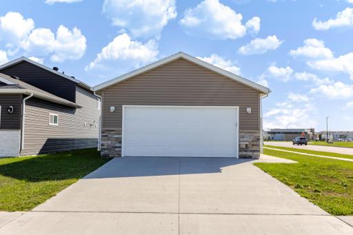 3299 Maple Leaf Loop S, Fargo, ND 58104