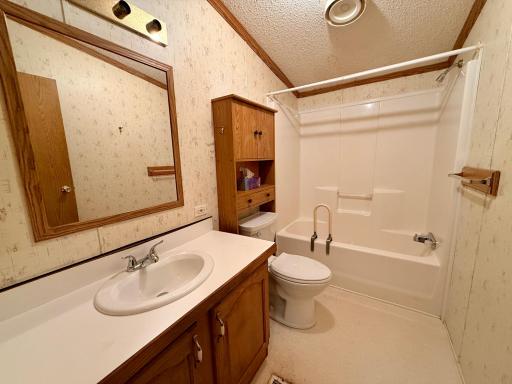 Second bathroom (full)