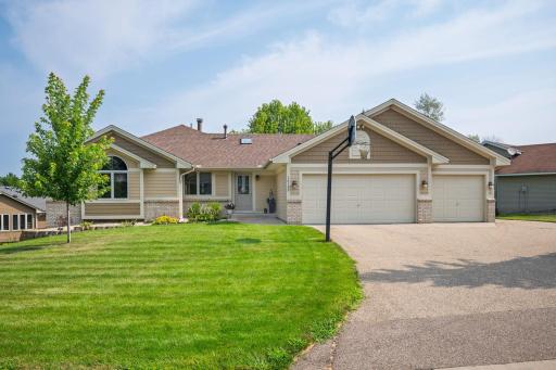 Welcome to this beautiful rambler with many great features!