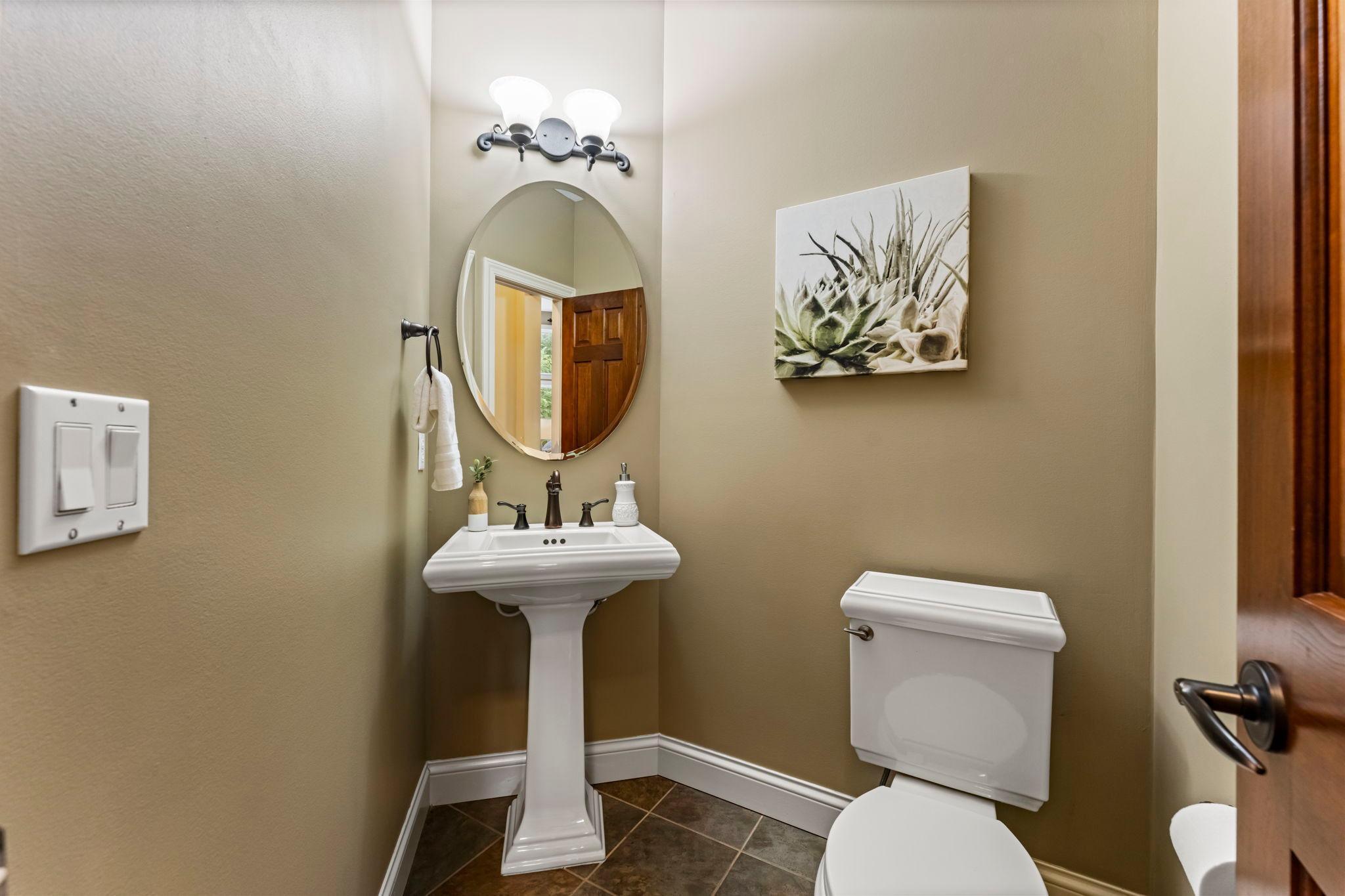 Main floor 1/2 bath