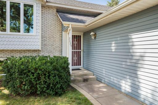 2824 Mckinley Drive, Woodbury, MN 55125