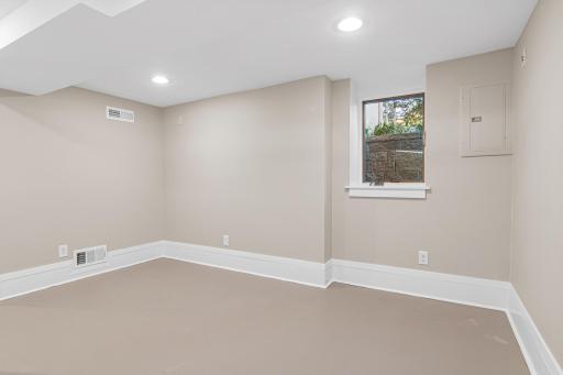 902 Hunt Place, Saint Paul, MN 55114