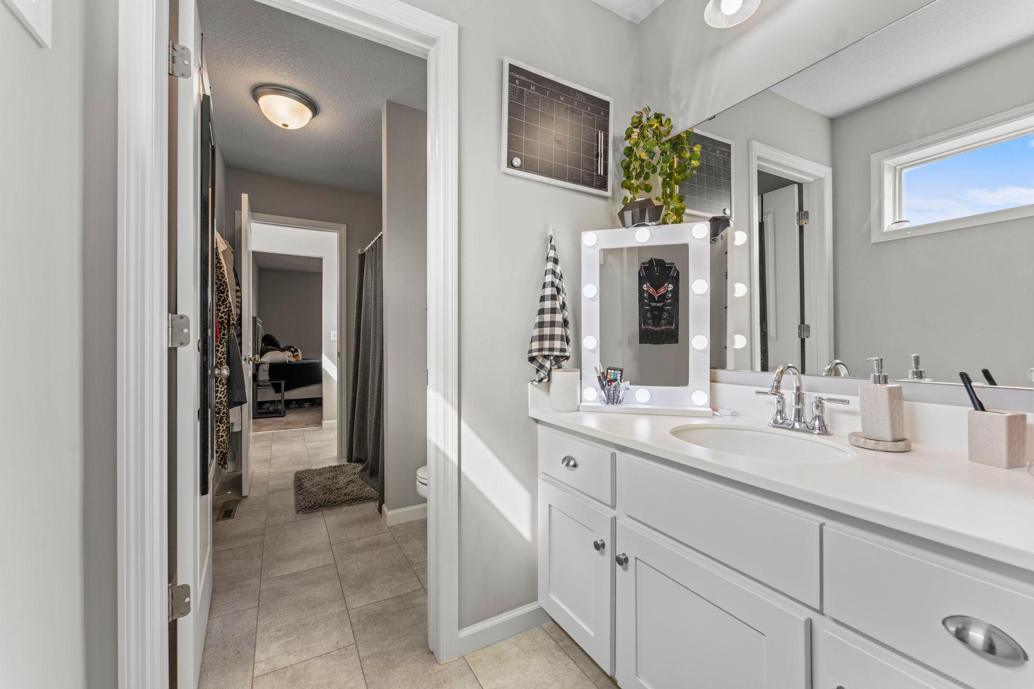 Jack and Jill walkthrough full bathroom (#2)