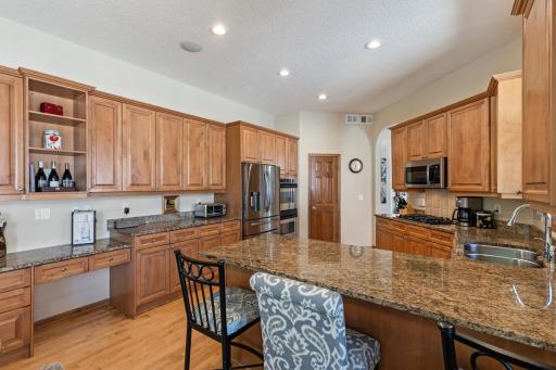 18711 Farmstead Circle, Eden Prairie, MN 55347