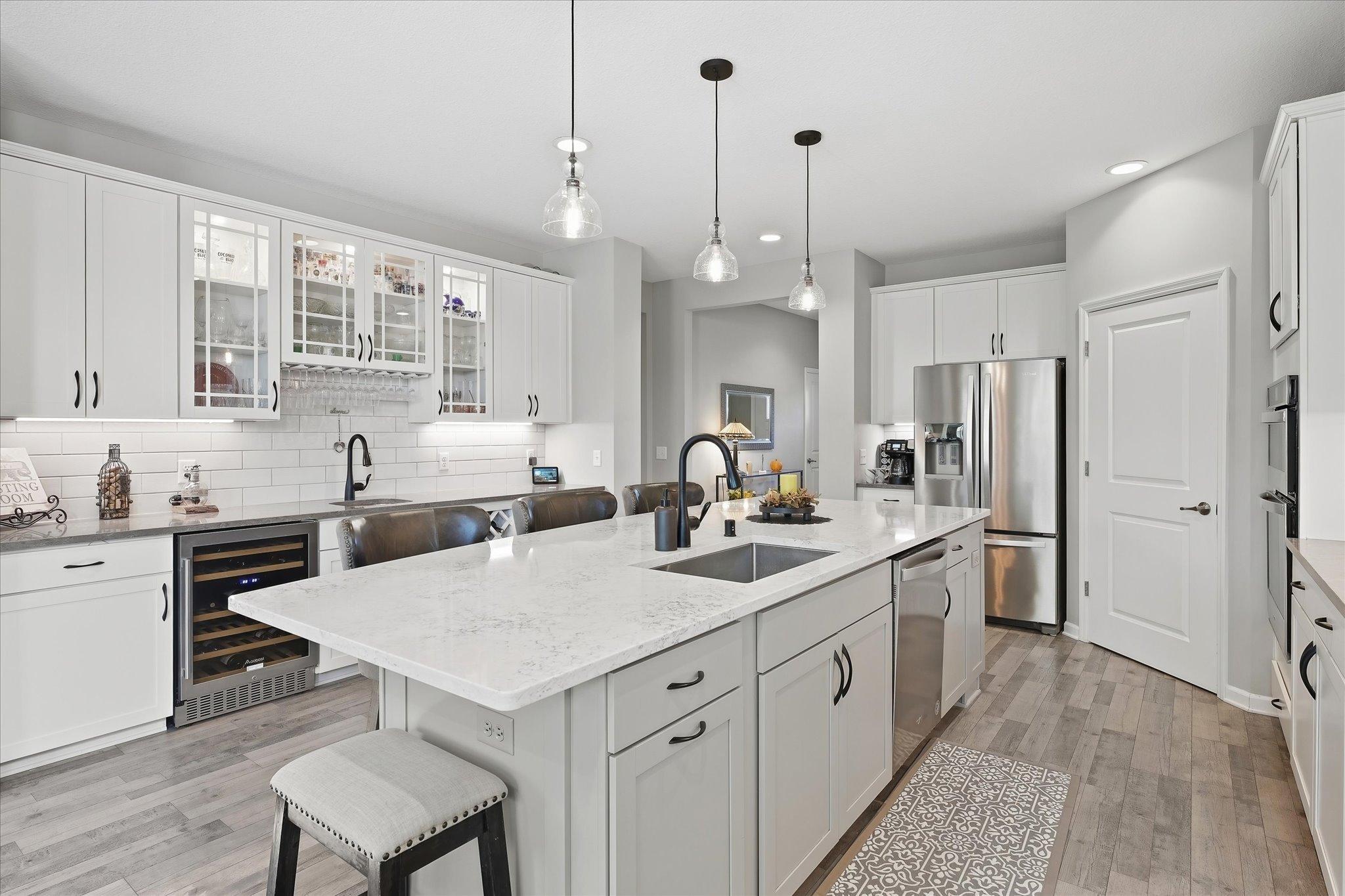 Huge Center Island w/Quartz Counters